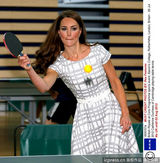 组图：哈利王子逗嫂子凯特王妃莞尔一笑