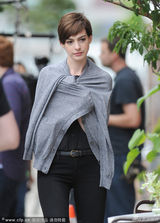 组图：海瑟薇帅气现身片场 豪放大笑不顾形象