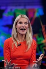 组图：格温妮丝上节目展示厨艺 表情夸张频笑场