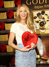 高清组图：布莱克-莱弗利镂空蕾丝礼服甜美亮相