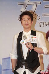 组图：杨谨华遭孙耀威熊抱 安全裤外露险走光