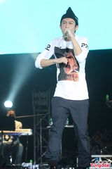 组图：陈冠希上海火热开唱 衣着随意嘻哈范儿