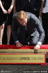 组图：诺兰留名星光大道 《蝙蝠侠》剧组助阵