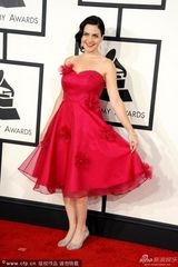 组图：女歌手Jennifer Gasoi红纱裙似公主