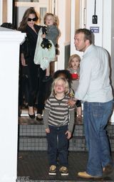 组图：朱莉和斯蒂芬妮星妈聚会 明星宝宝扎堆