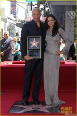 组图：范迪塞尔星光留名 超模女友带两女儿助阵