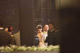 高清图：罗海琼费麒携手入会场 新娘大方秀婚纱造型