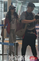 组图：莫文蔚演唱会后露疲态 哈欠连连急离京