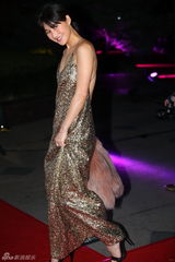 组图：陈燃手抓毛绒亮相街拍盛典不忘歪脖卖萌