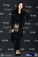 组图：裴素恩赵达焕等众星盛装出席时装展