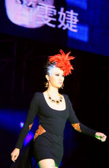 组图：尚雯婕惊异造型盘点 老人妆独领风骚