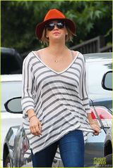 组图：“生活大爆炸”卡蕾-措科交新男友 甜蜜外出打网球