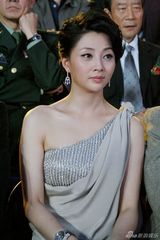 幻灯图集：殷桃妩媚亮相 优雅着装显知性魅力