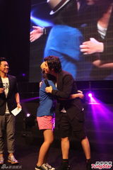 组图：金起范送抱赞港女 自曝曾告白失败