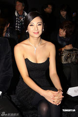 幻灯图：张雨绮黑色抹胸长裙亮相 迷人乳沟微露