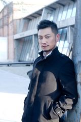 组图：张洪睿黑帮经典造型 尽显优雅熟男风范