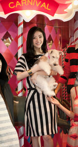 组图：景甜出席品牌欢乐嘉年华 条纹短裙显知性