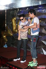 组图：周汤豪获粉丝荧光装庆生 母亲比莉姐抢镜