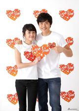 高清图：文根英金强宇携手为慈善 展现温暖笑容