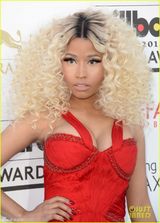 组图：麻辣鸡明艳红裙似芭比 爆乳装浑圆双球