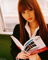 组图：佐佐木希玩变装秀 穿旗袍抱熊猫