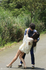 组图：胡夏拍《傻瓜探戈》MV 搂美女舞伴热舞