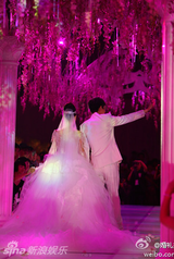 组图：李小璐贾乃亮婚礼甜蜜亲吻 新人宣誓