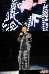 组图：陈奕迅巡回与歌迷狂欢 反口再唱《浮夸》