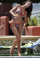 组图：女星克洛伊泳池秀豪乳肥臀 抹防晒霜撩人