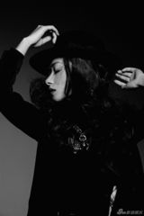 组图：万茜黑白中性大片曝光 干练帅气尽显魅力