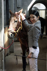 组图：黄奕亮相马球活动 帅气骑装欧风复古双重风情