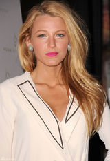 高清组图：布莱克-莱弗利白衣亮相纽约时装周