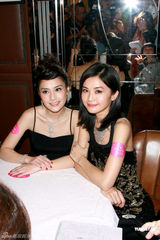 组图：阿娇阿SA合体出席珠宝展 姐妹花大方谈情