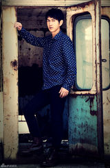 组图：何明翰沧桑复古写真 优雅诠释成熟魅力