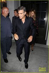 组图：乔治克鲁尼西装笔挺与女友共进晚餐