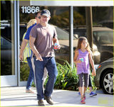 组图：马特达蒙携5岁女儿外出 手拿饮料心情好