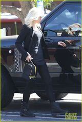 组图：辣妈史蒂芬妮潮装接仔 爱子可爱吃酸奶