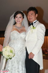 组图：钱嘉乐汤盈盈大婚 新娘巨乳大肚与新郎热吻