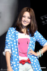 组图：何洁蛰伏三年发片回归乐坛 睡衣出场成焦点