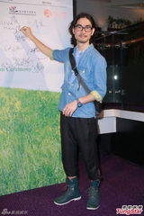 组图：香港舞台剧奖颁奖礼 黄秋生教张敬轩减压