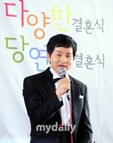 组图：韩名导宣布与同性恋人举行婚礼现场热吻