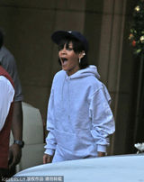 组图：蕾哈娜短发运动装现身 与父亲亲密拥抱