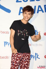 组图：炎亚纶胡宇崴活动现身引粉丝尖叫