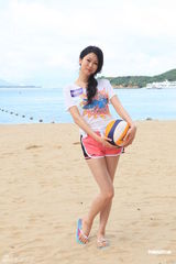 组图：候选港男与庄思敏等打排球 衣着保守不秀身材