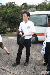 组图：刘家良遗体火化 翁静晶灵前掩脸痛哭