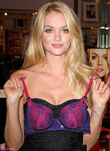 高清组图：超模林赛-艾林森性感抹胸黑裙亮相