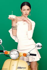 组图：张蓝心圣诞大片红裙喜庆