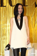 组图：周迅优雅亮相品味香水 超大钻饰抢镜