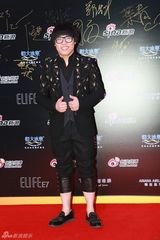 组图：微博之夜红毯 好声音冠军李琦顶蘑菇头