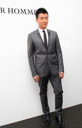 组图：佟大为帅气出席时尚活动受青睐